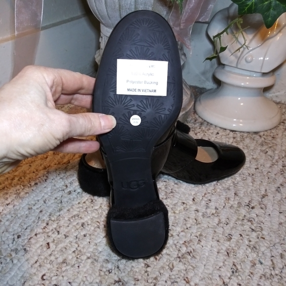NWT UGG Hayden Blk Patent/Fur Mary Jane Pump Mules - Picture 8 of 11
